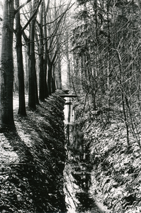 850826 Gezicht over een beekje op het landgoed bij 'kloosterkasteel' Stoutenburg van de minderbroeders franciscanen ...